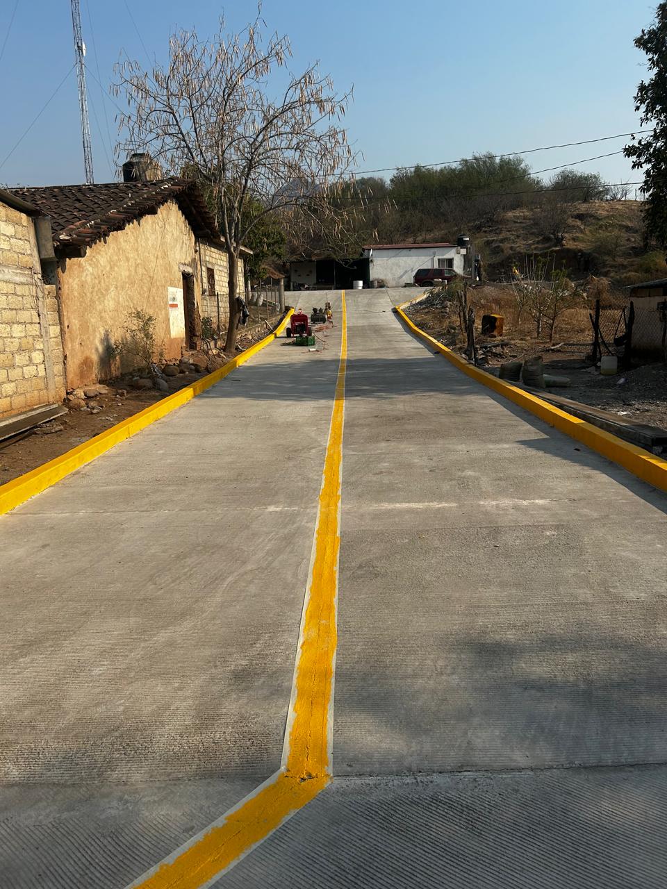 Pavimentación de calle con guarniciones